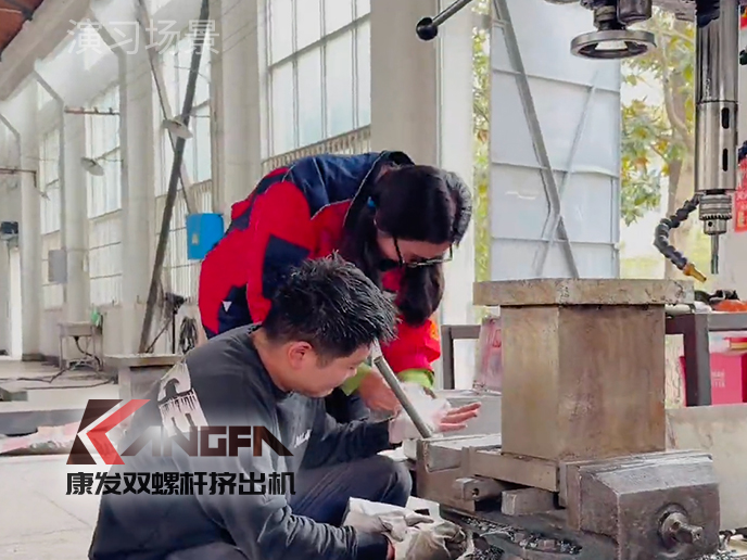 紧绷安全之弦，共筑生命防线!南京康发双螺杆挤出机开展机械伤害应急预案演练!