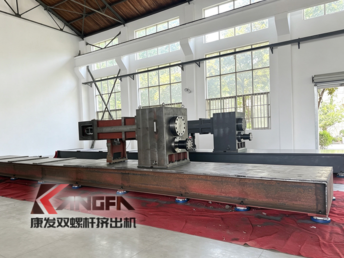 康发精工 135 型双螺杆挤出机机架涂装工序完工