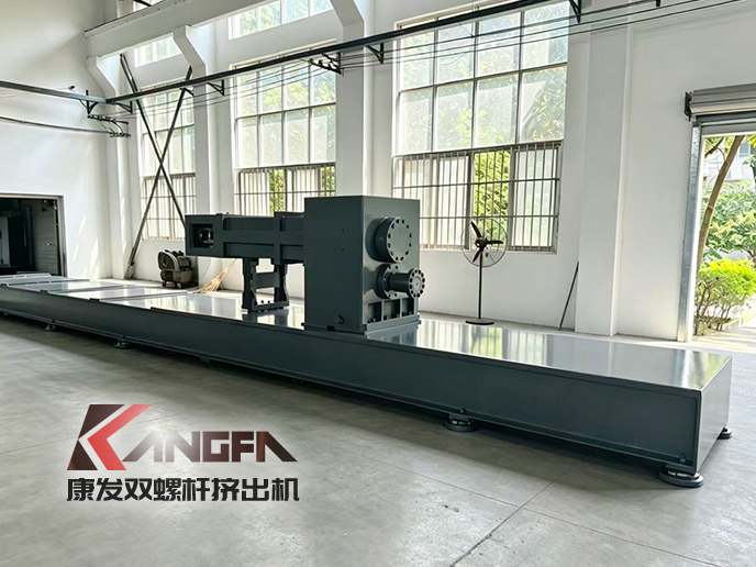 康发精工 135 型双螺杆挤出机机架涂装工序完工